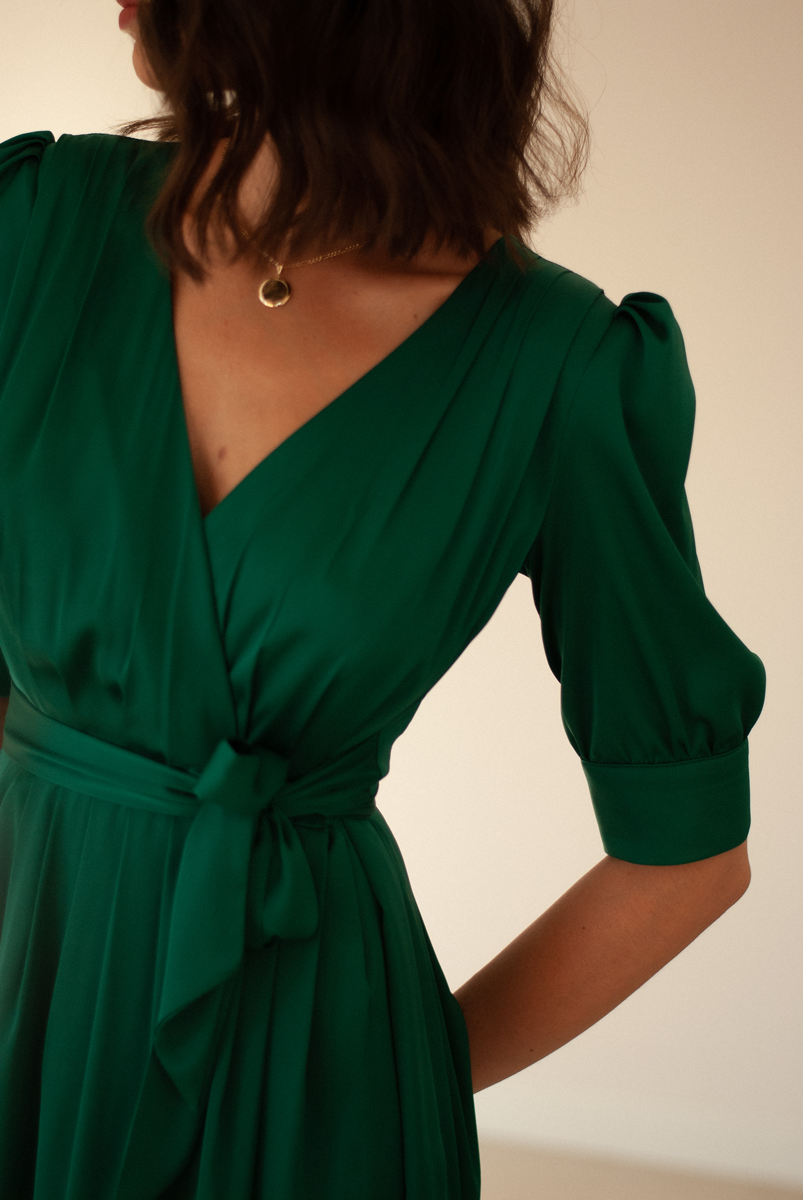 Zielona sukienka maxi z krótkim rękawem